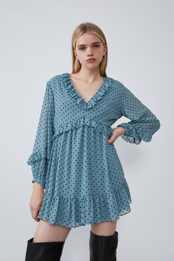 El más exitoso de los vestidos cortos de la temporada otoñal es este de color azul y lunares oscuros  que lució hace unos días Rocío Osorno . Por el momento está agotado, pero según la web está previsto que vuelva en las tallas XS y S.