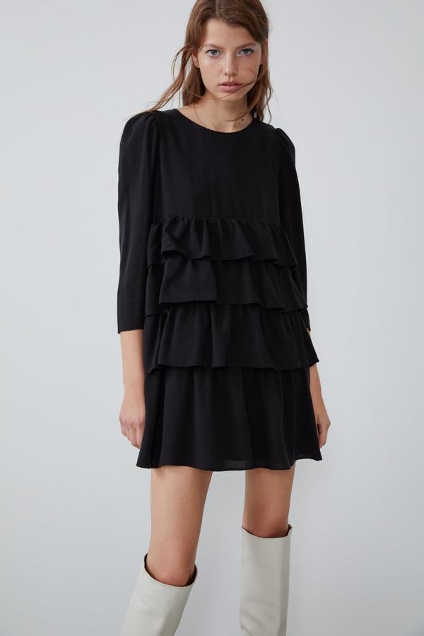 Este vestido negro de Zara cuesta 15,99 euros y tiene volantes desde el bajo pecho. Tiene forro interior y está confeccionado con un material procedente de bosques gestionados de forma sostenible.