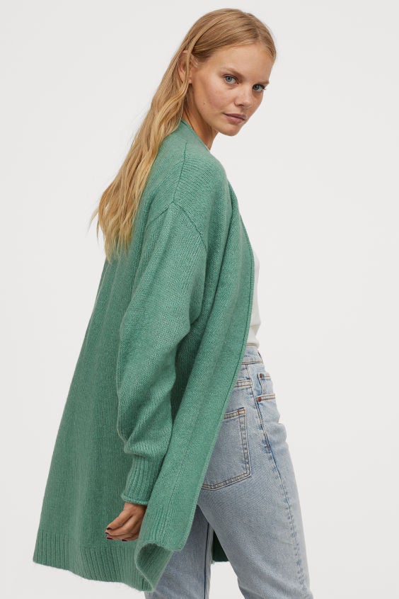 Cárdigan verde agua de punto fino y corte largo. (29,99 euros).