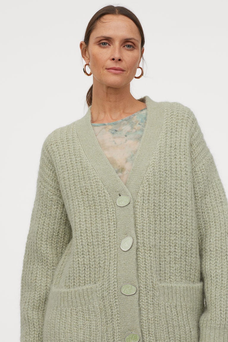 La nueva colección de H&M trae entre sus prendas este cárdigan de punto con mezcla de lana y alpaca. (69,99 euros).