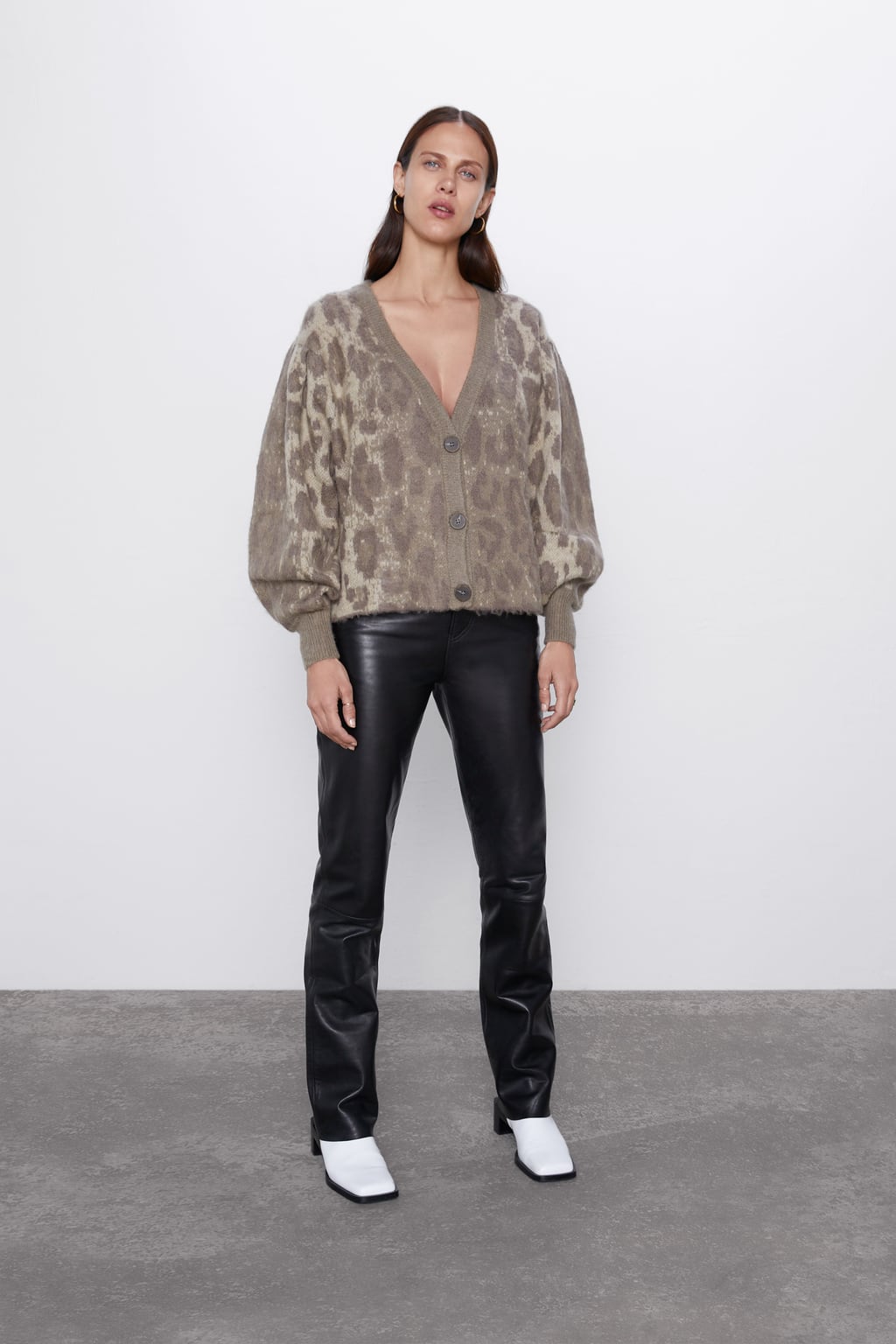 No podía faltar en esta selección otro de los estampados que más estamos viendo en el low cost: el animal print de leopardo. Y así de bonito queda en este cárdigan de Zara con las mangas abullonadas. (29,95 euros).