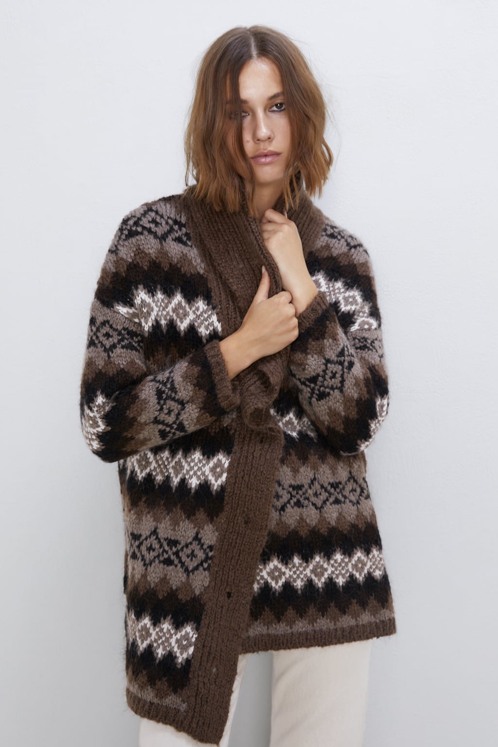 Cárdigan con estampado jacquard en tono marrón. De Zara. (39,95 euros).