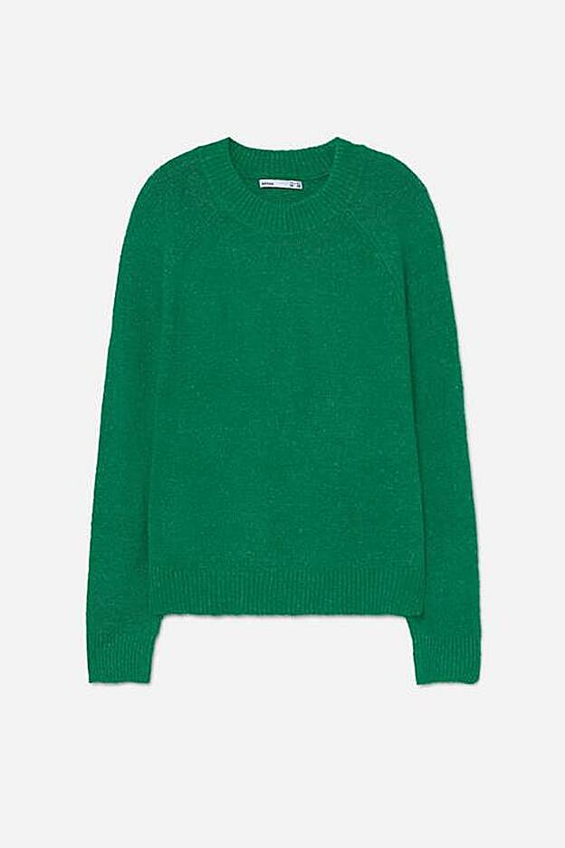 El jersey de punto verde que lleva Rocío Osorno es de Lefties.