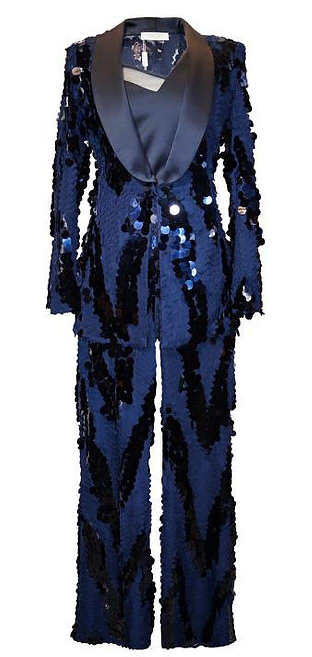 Este es el traje de Carla Ruiz Costura que ha llevado Paula Echevarría aun desfile de lencería en Verona.