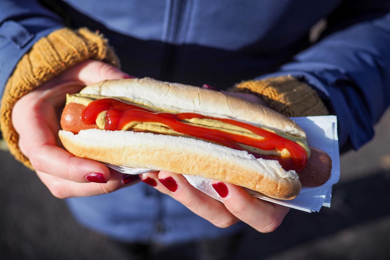 Patatas fritas, hamburguesas procesadas, perritos calientes... los alimentos ultraprocesados están llenos de azúcares y grasas por lo que la digestión de los mismos será muy lenta, lo que te provocará hinchazón y gases.