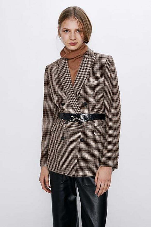 El cinturón puede ser un complemento fundamental a la hora de darle un toque diferente a tu americana. Chaqueta de Zara (69,95 euros).