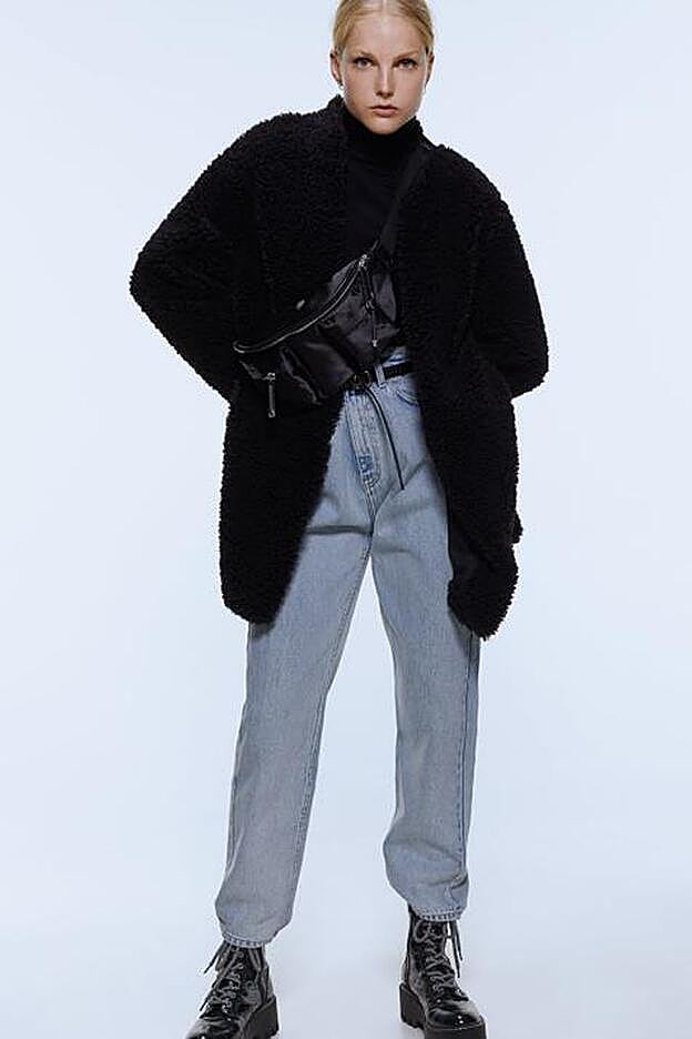 Abrigo de borreguillo negro de Zara (19,99 euros).
