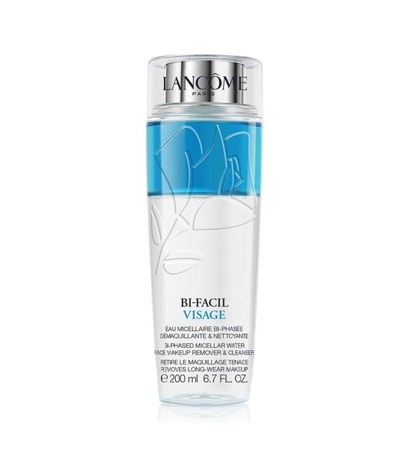Agua micelar bifásica con efectos desmaquillantes y limpiadores para rostro, ojos y labios. Elimina el maquillaje de larga duración de una forma rápida y sencilla, sin necesidad de frotar o repasar la zona una y otra vez. Además, elimina impurezas del rostro, rápido y fácilmente, y deja una sensación fresca y sin grasa en la piel. Recomendada para todo tipo de pieles, e incluso para pieles sensibles. Hay que agitar antes de usar para que los componentes oleosos y acuosos se unan. (39 €).