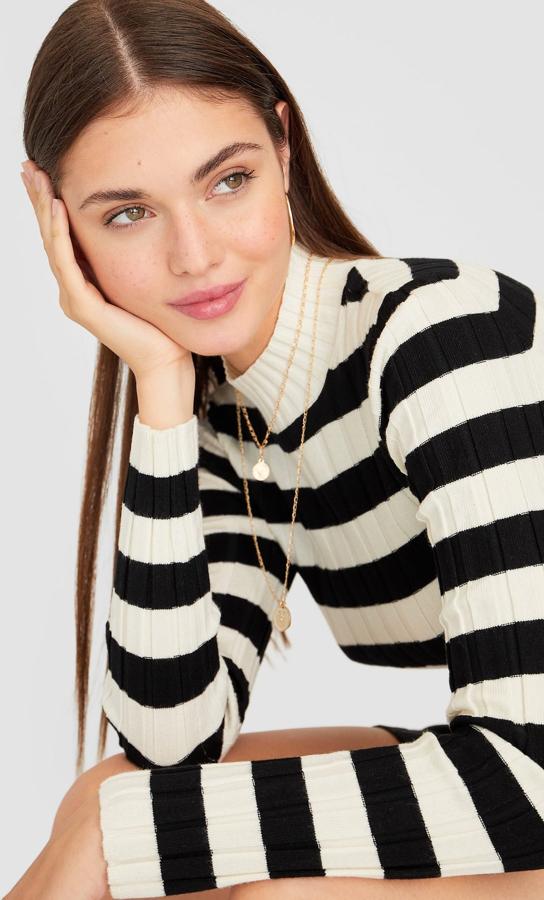 La versión (más de 10 veces) más barata del jersey de Tamara Falcó la hemos encontrado en Stradivarius con este modelo de canalé que cuesta 15.99 euros.