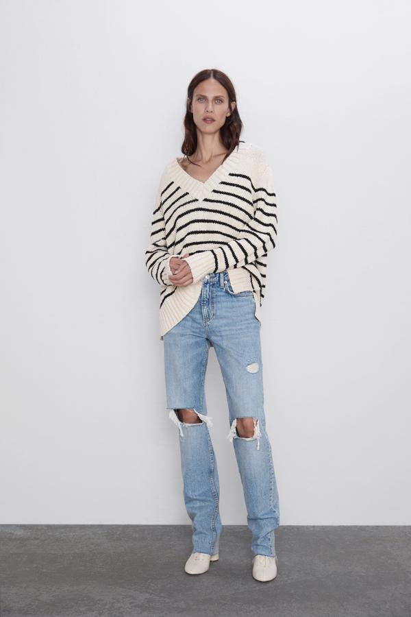 En Zara hemos encontrado una versión similar al jersey de Essentiel Antwerp de Tamara Falcó, con cuello en uve en vez de cisne, que cuesta 29.95 euros.