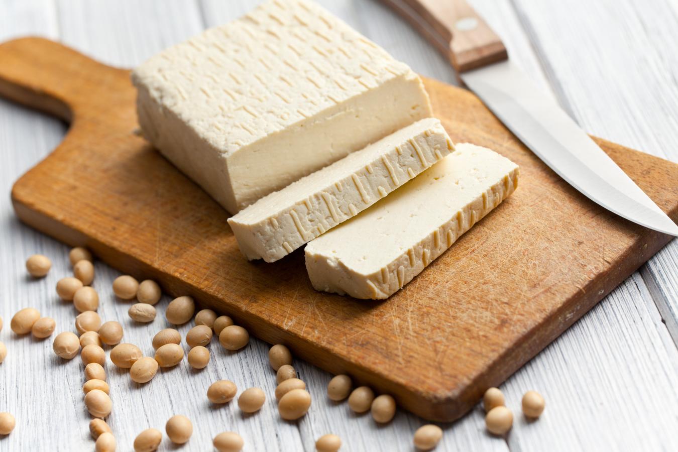 El tofu es uno de los sustitutos principales de la carne cuando se sigue una dieta vegana o vegetariana. Contiene bastante cantidad de proteína por 100 gramos, aproximadamente unos 12.