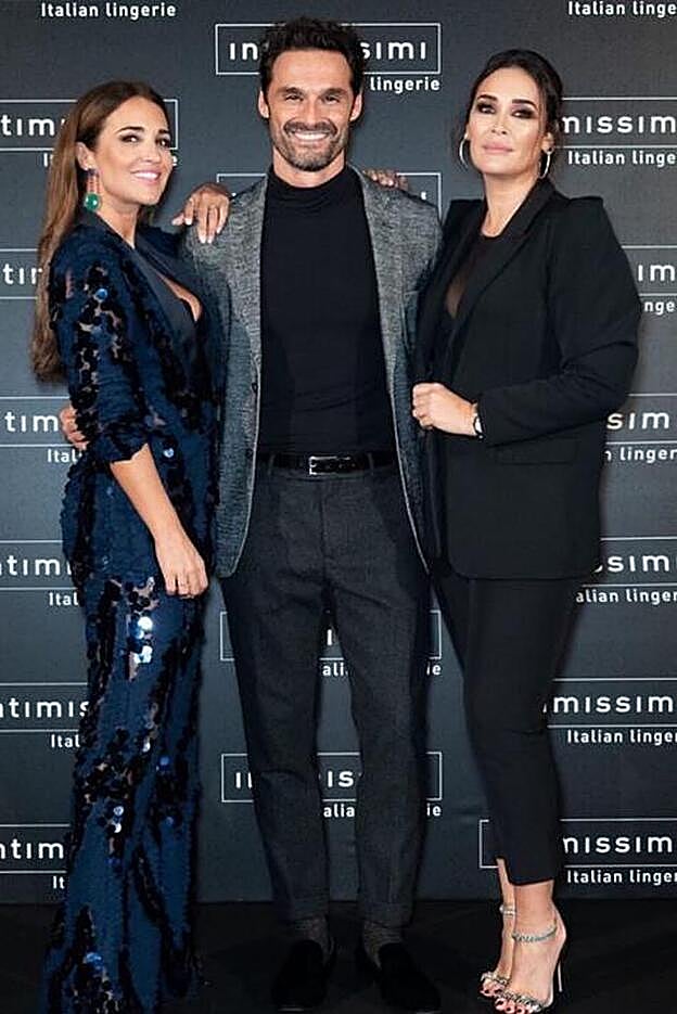 Vicky Martín Martín Berrocal acudía al evento en Verona con un traje de chaqueta negro. En la foto, junto a Paula Echevarría e Iván Sánchez.
