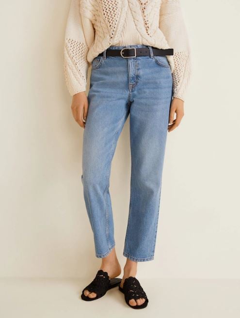 Saca partido a estos vaqueros girlfriend en otoño, en invierno, en primavera y en verano con sandalias o con botas. (19,99 euros).