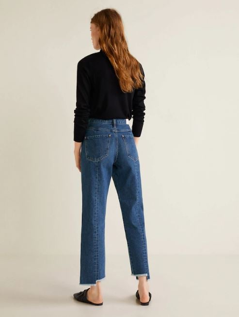 Jeans straight con el bajo asimétrico y deshilachado. (7,99 euros).