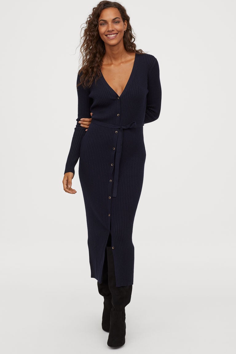 Vestido de punto con cierre de botones, escote a pico y cinturón. ¿Quién dijo que prenda cómoda no puede ser sexy? Fíchalo en la nueva colección de H&M. (39,95 euros).