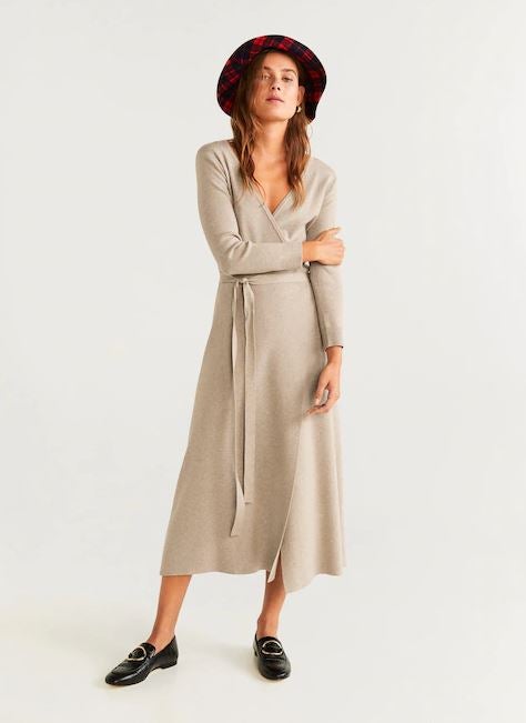 Vestido cruzado de punto con escote a pico en tono beige pastel de Mango. (39,99 euros). ¡Ultrafavorecedor!