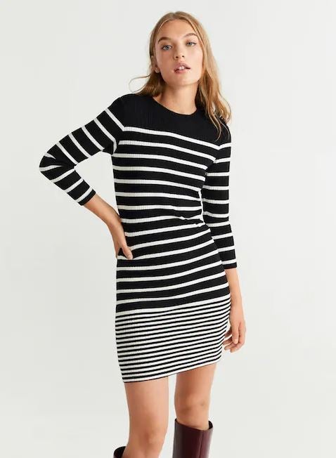 Consigue un look super sexy con este vestido de punto mini con estampado de rayas de Mango y tus botas XXL favoritas. (25,95 euros).