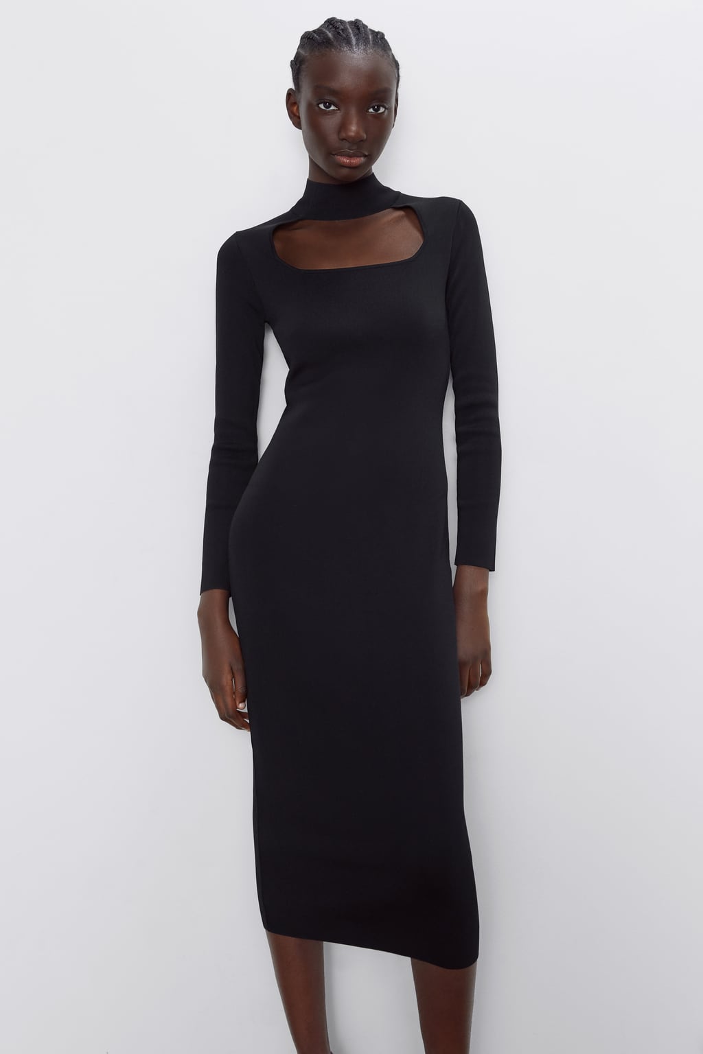 Aunque el punto suene a rebecas y te recuerde a tu abuela, también hay prendas para marcarse un look de noche con el que arrasar. ¿Cómo? Con este vestido de punto y escote cut out de lo nuevo de Zara. (29,95 euros).