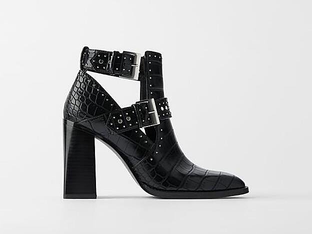 Botines negros con detalles metálicos de Zara, (49,99 euros).