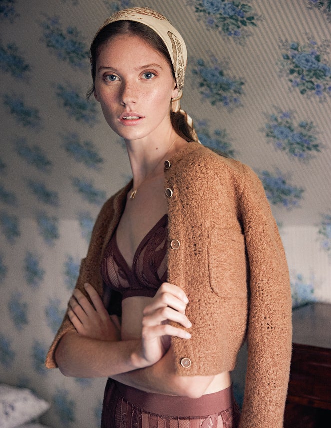 Conjunto de Eres y chaqueta de Chanel.  El pañuelo es de Hermès y el colgante, de Suarez.