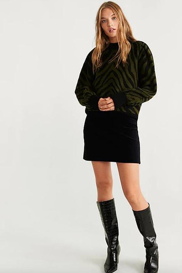 La minifalda negra de Mago confeccionada en pana.