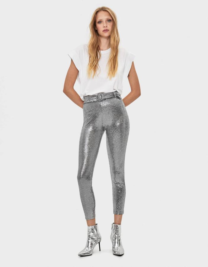 Unos pantalones son siempre mucho más originales que cualquier vestido, pero más difíciles de combinar. Estos de brillos con cinturón a juego, tipo leggings que, además, hacen tipazo te convertirán en la reina de la fiesta (29,99 euros).