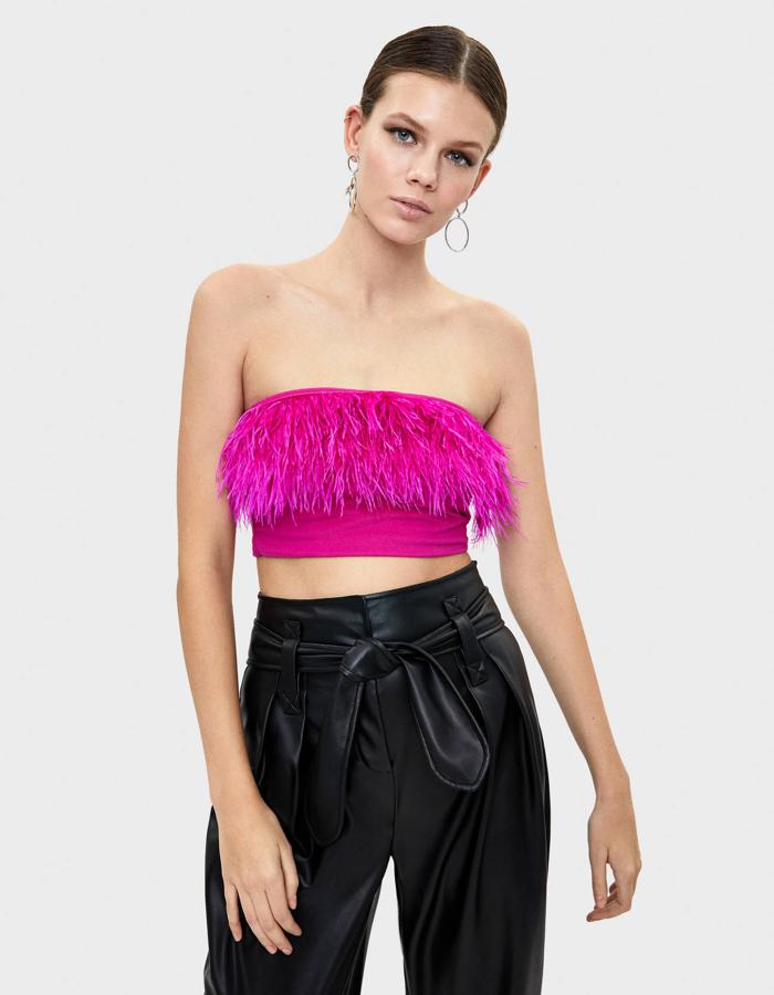 Si eres tan fan de los tops de plumas de The Attico -como nosotras-, su versión low cost está en este top de la nueva colección de fiesta de Bershka (19,99 euros).