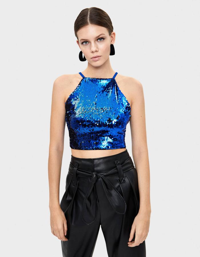 Si no eres de vestido y prefieres un top que te de juego, este en azul con tirante fino es una opción perfecta (17,99 euros).