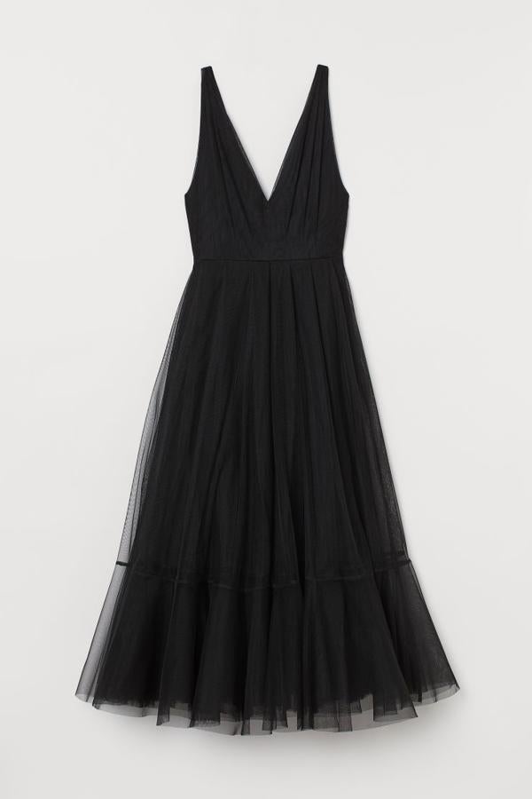 Vestido largo en doble capa de tul con escote de pico profundo delante y detrás (69,99 euros). Lleva tirantes finos plisados para crear un efecto drapeado, cintura entallada con pliegues y falda con volumen.