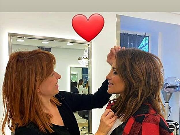 Paula Echevarria con María Baras, de Salón Cheska, la artífice de su primer cambio de look en 13 años.