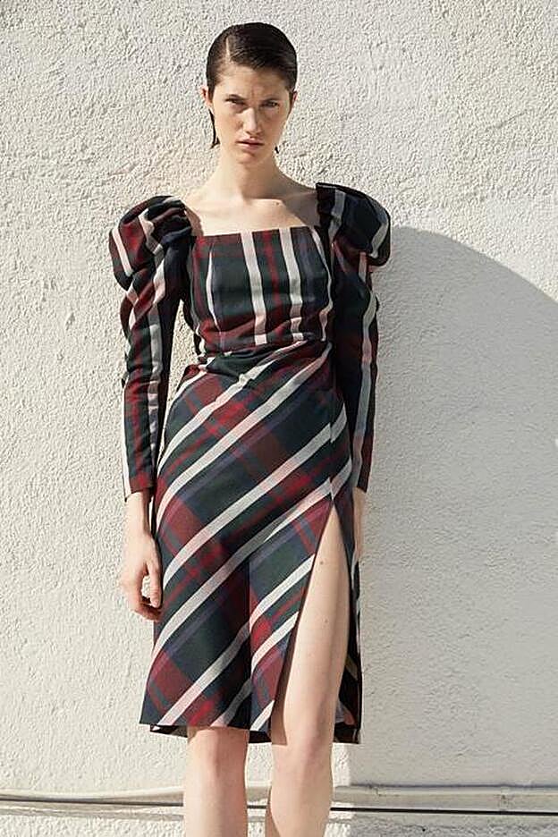 Vestido midi de cuadros con mangas abullonadas de Sfera (39,99 euros).