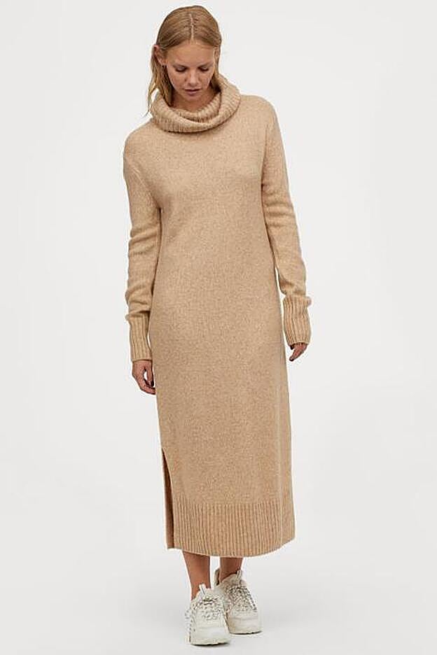 Vestido de punto con cuello alto de H&M. (39,99 euros).