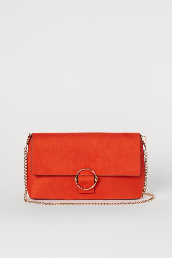 Si buscas un bolso de mano que ponga el contrapunto cromático a tu estilismo este clutch de ante sintético de H&M puede ser lo que buscas. Cuesta 8,99 euros, antes 19,99, y viene con una cadena fina en dorado para convertirlo en bandolera.