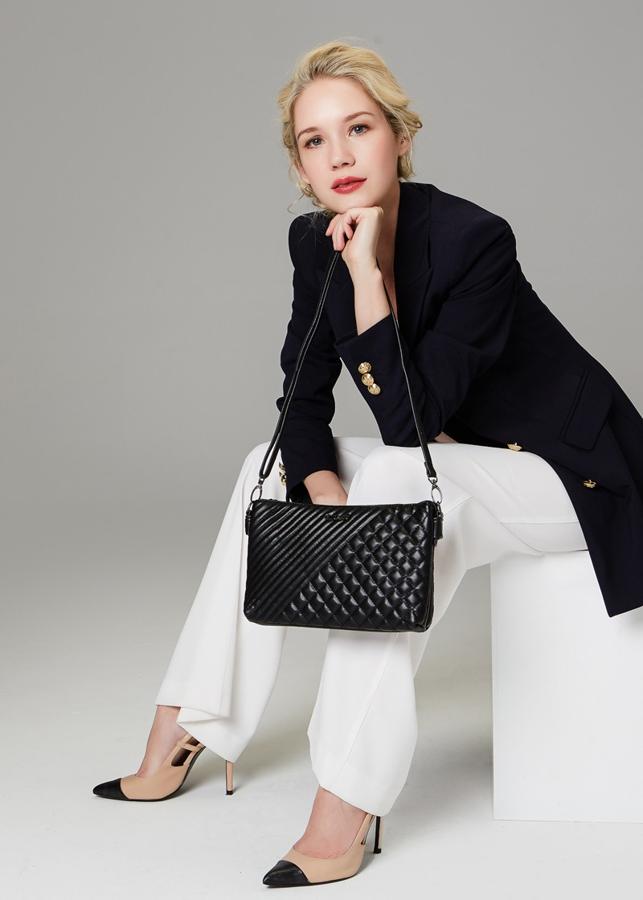 Este elegante bolso de mano de textura acolchada es otro de los que más nos ha gustado. Rayas y cuadros se unen para llenar de clase esta propuesta con compartimento doble que puedes encontrar en Misako por 21,99 euros.