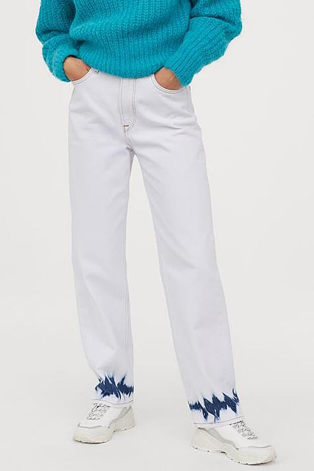 El detalle del bajo contrasta con la blancura de toda la prenda.