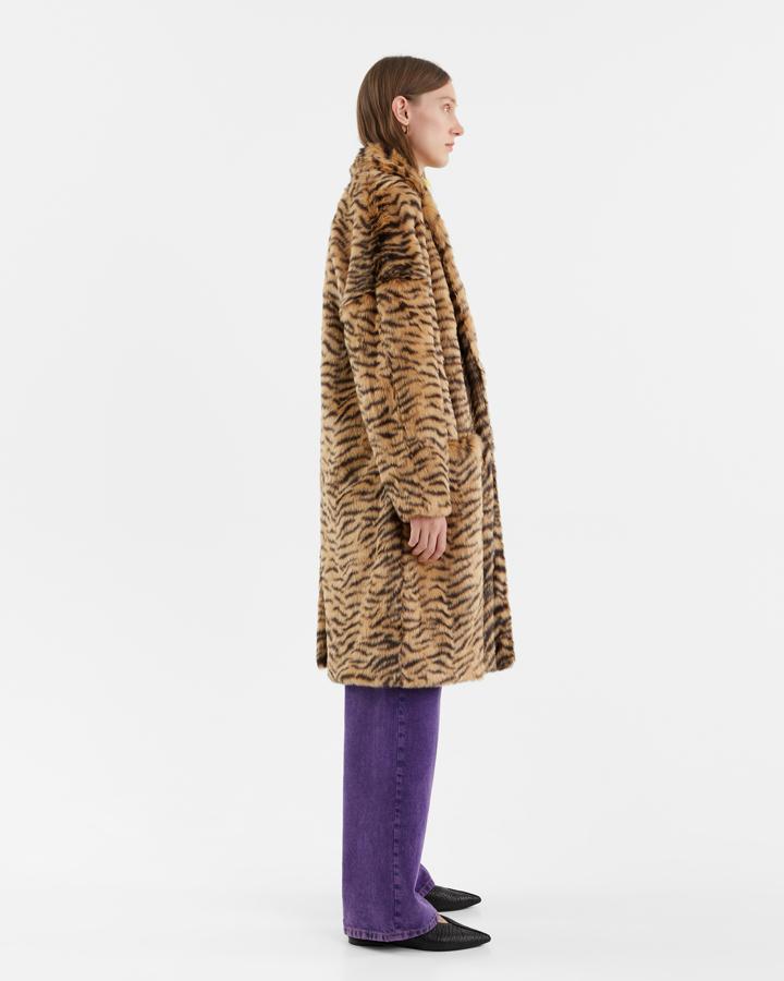 Este abrigo de pelo con estampado animal print de Bimba y Lola (350 euros).