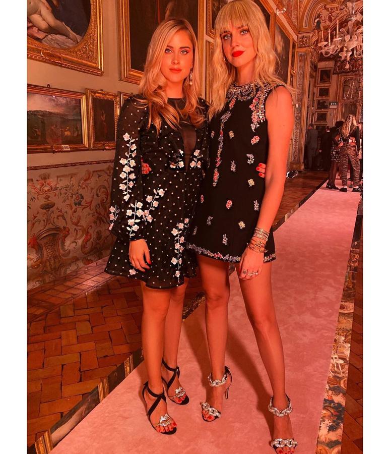 Las hermanas Ferragni optaron para la presentación de Milán por dos vestidos negros cortos. Valentina con uno de bordados florales y Chiara con uno de apliques.