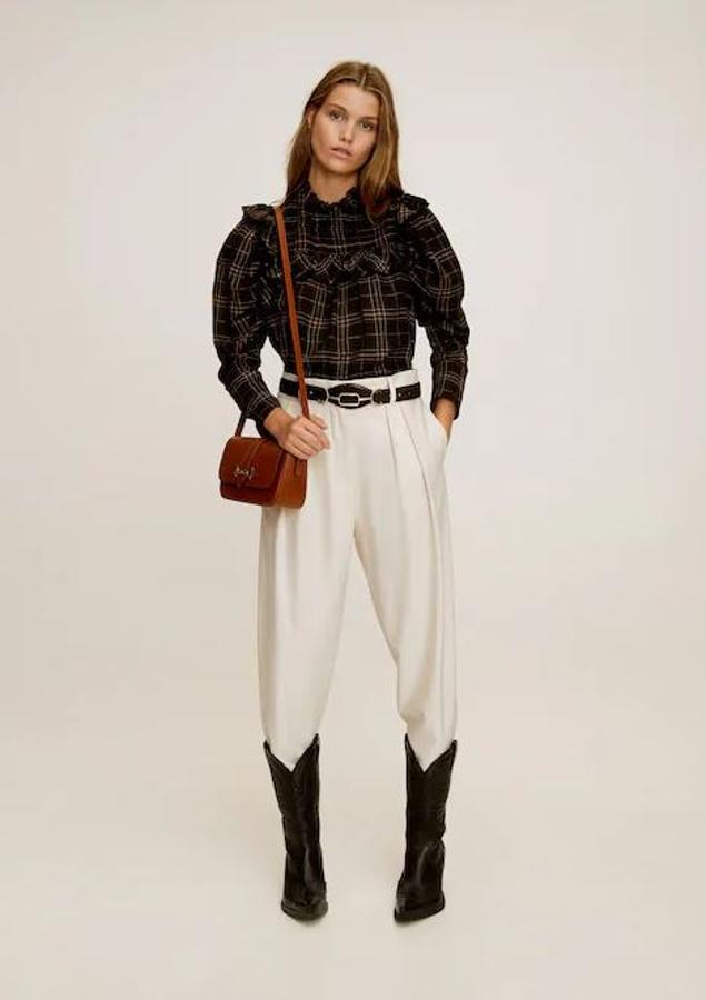 En Mango son más de estilo cowboy y nos encanta cómo han construido este look de blusa de cuadros, pantalón de vestir y botas camperas. ¡Lo queremos enterito!