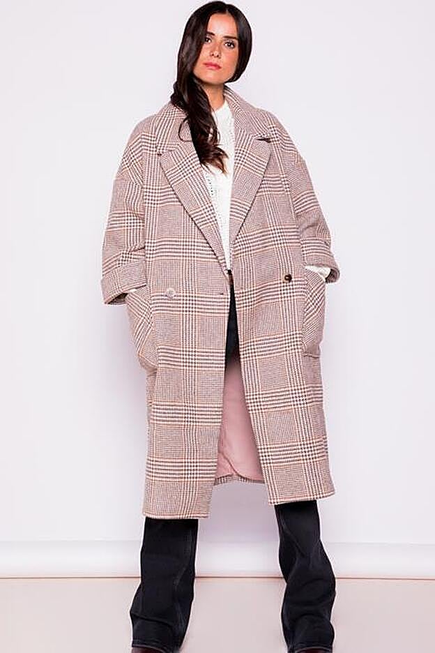 El abrigo oversize de cuadros que nos ha enamorado en la tienda multimarca de Sara Carbonero.