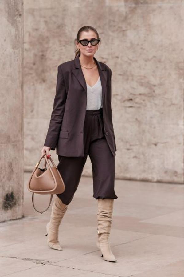 También tienes la opción al revés. Un traje oscuro que puedes combinar con unas botas en un tono claro. Estas de ante con efecto arrugado nos encantan.