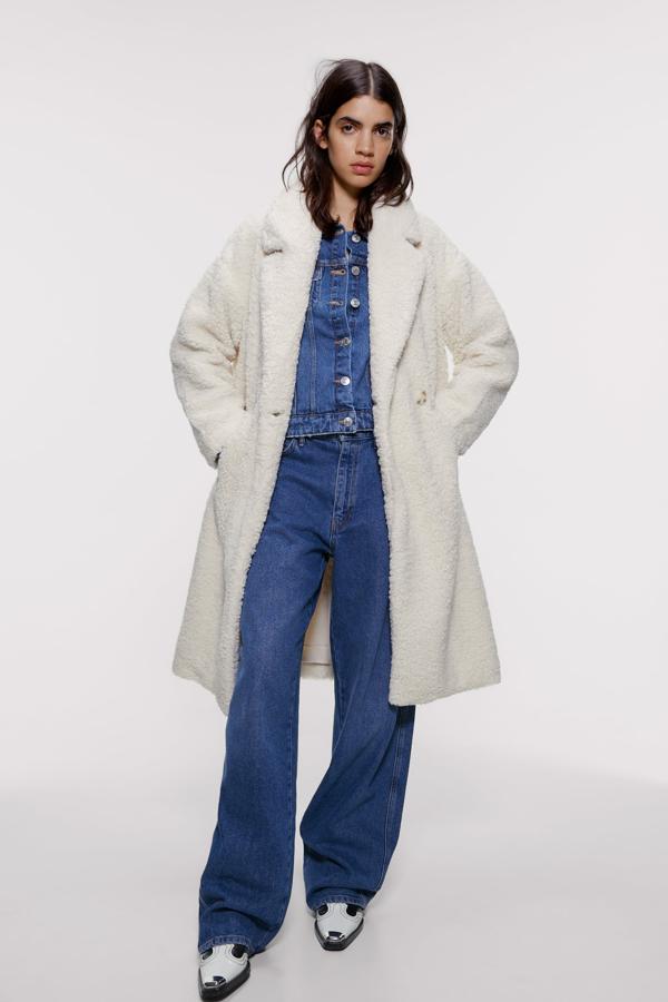 Este de Zara es uno de los que mejor sientan, con un corte de abrigo masculino y solapas grandes (69,95 euros).