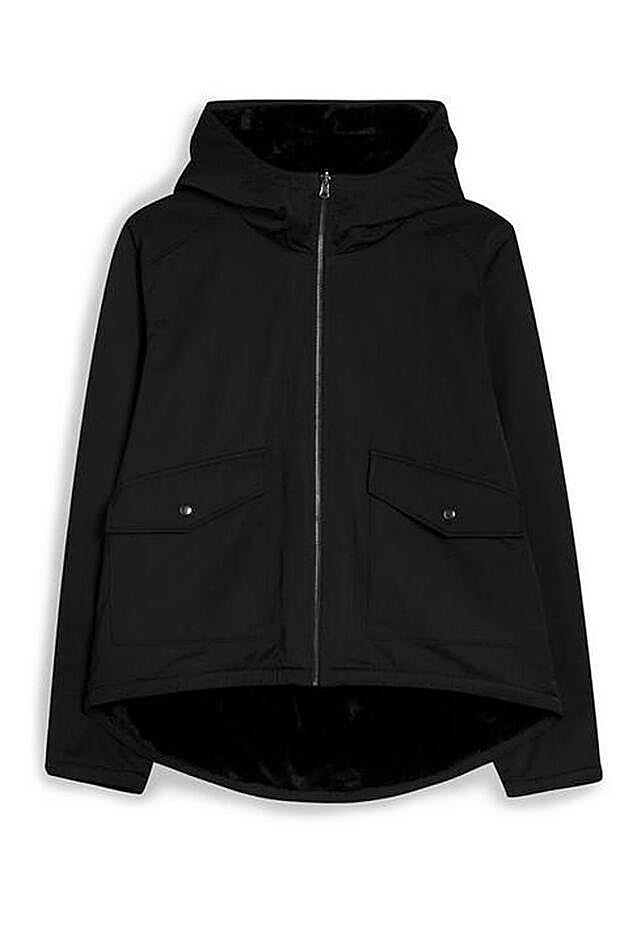 Abrigo de Primark reversible en color negro (30 euros).