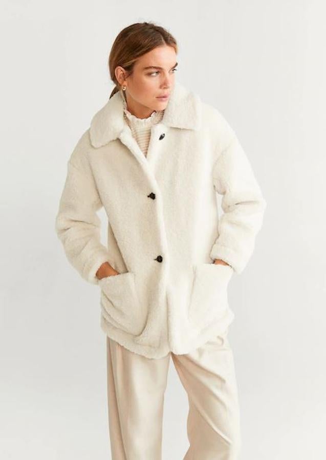 Tipo chaqueta, en blanco clásico, de Mango (59,99 euros).