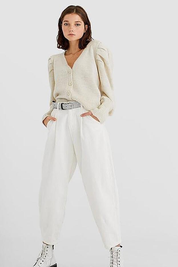 En la firma de Inditex proponen combinarla con unos pantalones slouchy de pana y un cinturón joya.