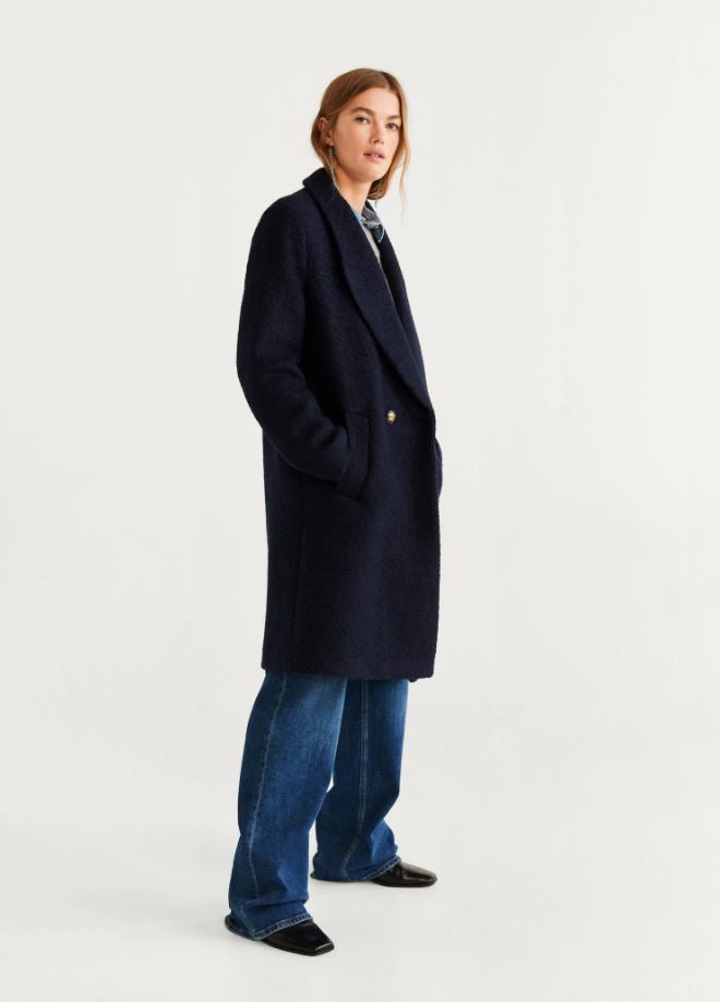 Abrigo oversize de lana azul marino de Mango (89.95 euros).