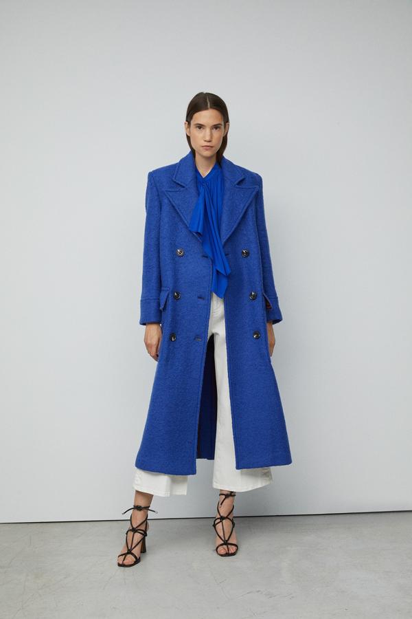 Abrigo de lana azul klein con maxi solapas de Sfera (79.99 euros).