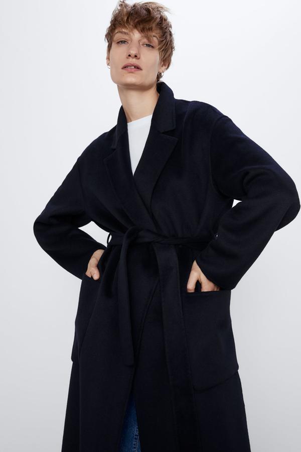 Abrigo tipo batín de lana azul marino de de Zara (89.95 euros).
