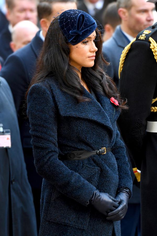 Meghan Markle ha apostado en este homenaje a los caídos en Westminster por un maravilloso 'teddy bear coat' azul marino con maxi solapas de Sentaler, una de sus firmas fetiche. La Duquesa de Sussex, ajena a  los rumores sobre un posible segundo embarazo , lo ha lucido en vez de con su cinturón tipo batín original, con un cinturón de cuero negro con hebilla dorada.