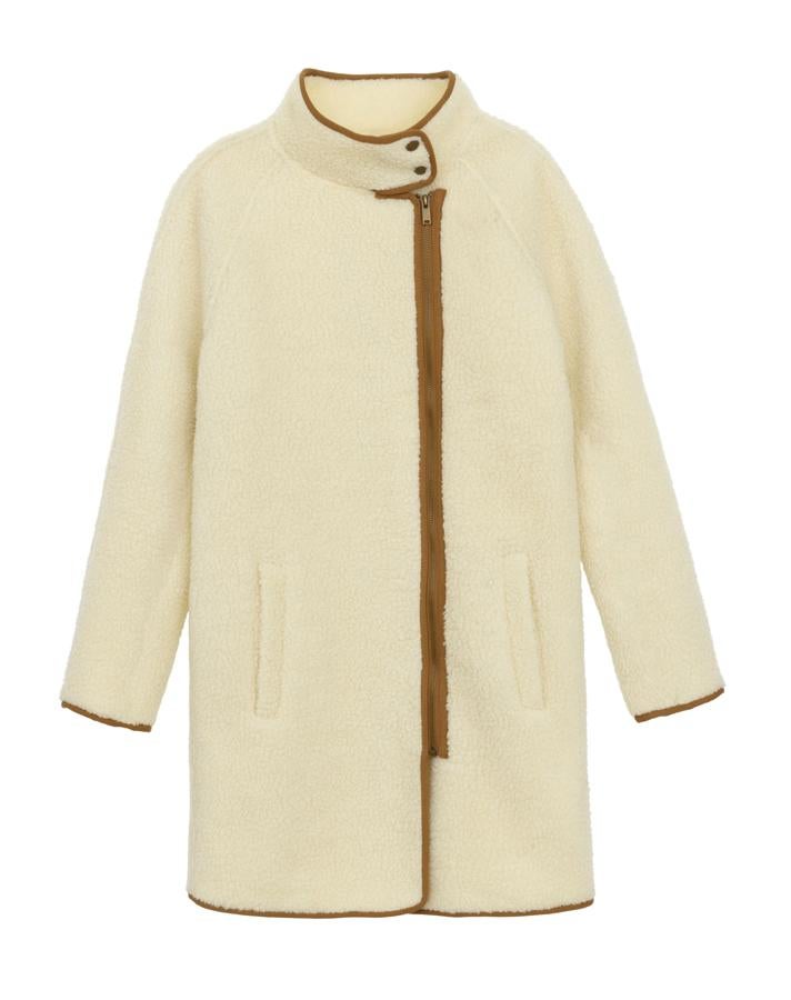 Como los clásicos de toda la vida, con cuello mao que se puede llevar abierto o cerrado, ribeteado en piel y con cremallera para que no entre nada de frío, este es de Molly Bracken (89,55 euros).