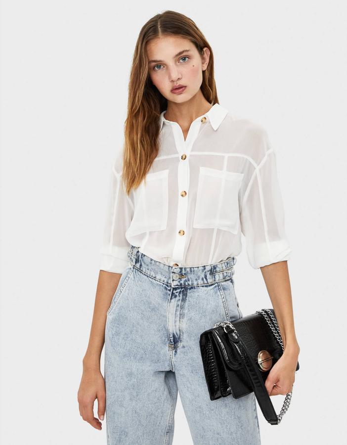 Al igual que la versión en negro, cuenta con dos bolsillos en el pecho y las mangas se pueden recoger en la cintura. Con botones de nácar en marrón y crudo, son más apropiados para unos jeans que para un pantalón liso.